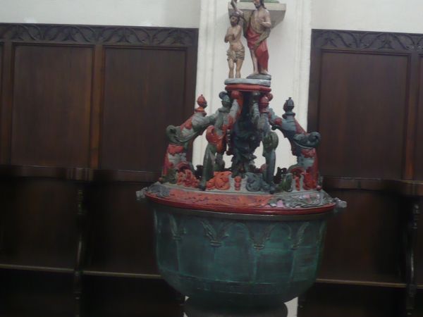 Chrzcielnica przy  której  ochrzczono  Mikołaja  Kopernika