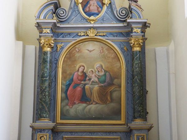 ołtarz w kaplicy - po prawej, obraz przedstawia ikonograficzne ujęcie postaci biblijnych, kolumny pozornie oplatane ornamentem wici roślinnej.