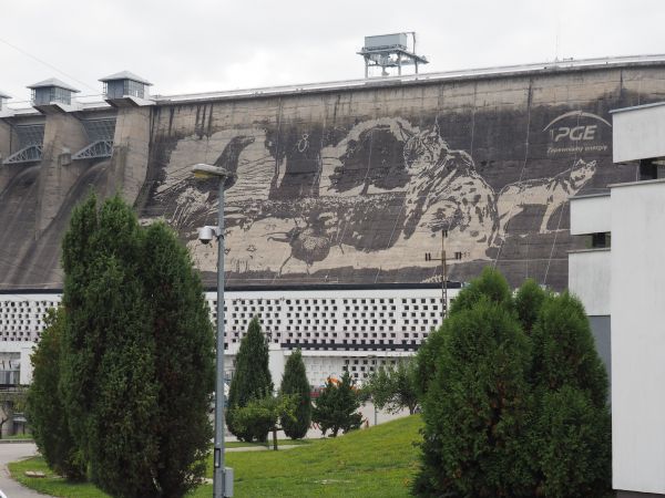 mural - n/z największy ekologiczny mural w Europie a być może na świecie. Ma powierzchnię ponad  3,6 tys. mkw. Powstał na ścianie zapory wodnej o wysokości pona