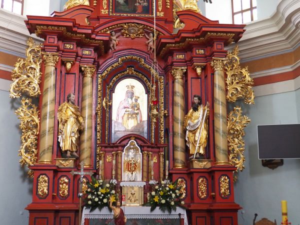 ołtarz główny - z czterema kolumnami i dwoma filarami na wysokich cokołach, ustawionymi uskokowo, między kolumnami rzeźby św.św. Piotra i Pawła, w zwieńczeniu c