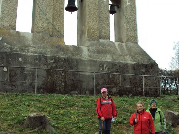 przy / przed / obok : dzwonnicy, drzewa też rosły, cieniem i urokiem służyły, może też kiedyś szeptały modlitwy panichidy ? - małe wtedy były, toteż może niezda