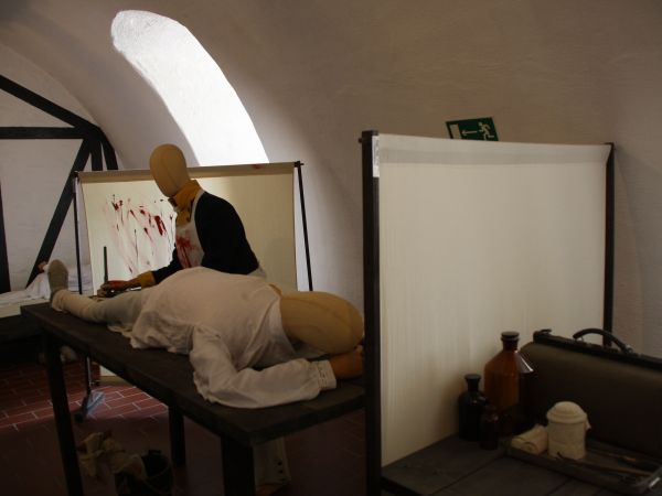 ekrany - tzn. parawany - krwią zabryzgane, bo tu u dohtora a pewnie i chirurga - a tu nie ma zmiłuj, gangrena postępuje a ratować życie trzeba, nie ma śmiacia..