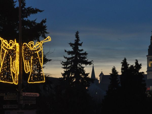 Wolsztyn. rondo Solidarności, widok na kościół Farny.