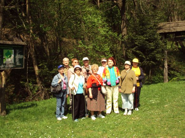 wiata, ławy i stoły piknikowe oraz plansze - w temacie - przed rezerwatem "Polanki" i brama główna - na niezwykle urokliwe miejsca, trasę niezbyt forsowną na li