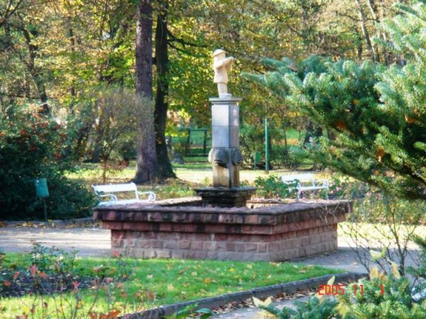 Jedna z fontann w parku w Połczynie Zdroju