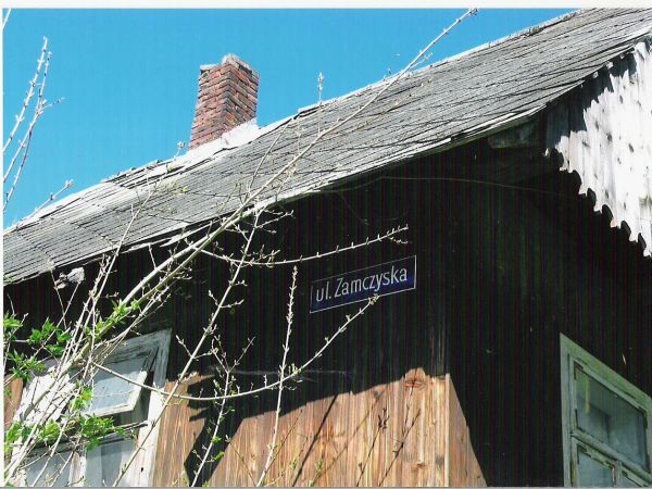 Ulica Zamczyska - w 1518r. w miejscu tym był las zw. Mymoń. We wsi, tuż nad rzeką, resztki ruin zamku średniowiecznego, który zapewne strzegł drogi prowadzącej