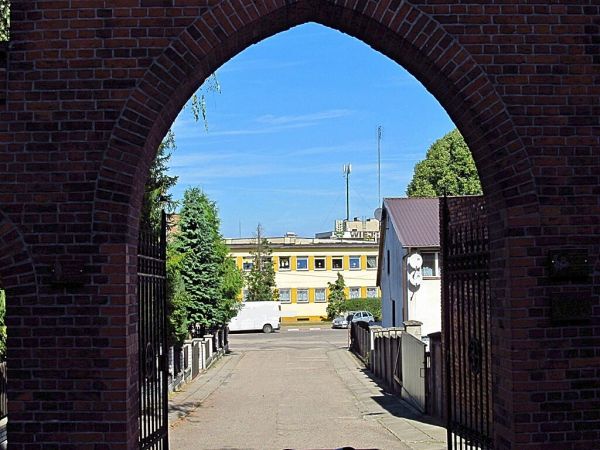 Widok na uliczkę przez bramę kościelną