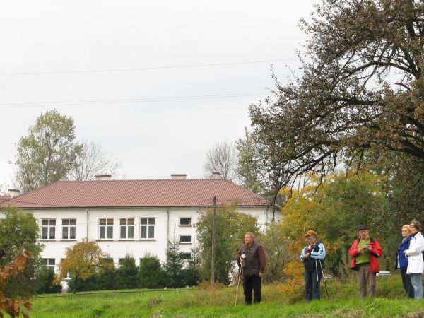 przed/obok szkoły - z widokiem na fliszowe urwisko w pobliżu za potokiem Janicki.