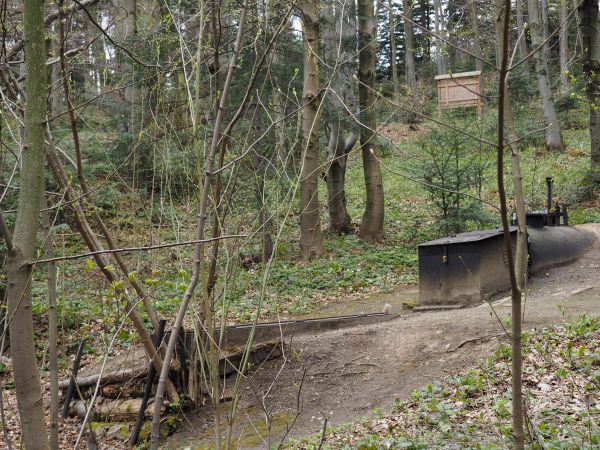 są eksploatowane źródła ropy naftowej, są odwierty iwonickich słynnych wód leczniczych, po sąsiedzku pozyskuje się cenne borowiny, w bliskim sąsiedztwie w warze
