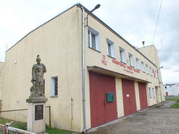 Budynek OSP z figurą patrona