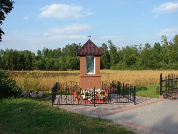 Kapliczka stoi przy posesji p. Bajeńskich. Jest ufundowana przez nich i zbudowana przy pomocy sąsiadów. W czterech wnękach ceramiczne figury Matki Boskiej (dwie