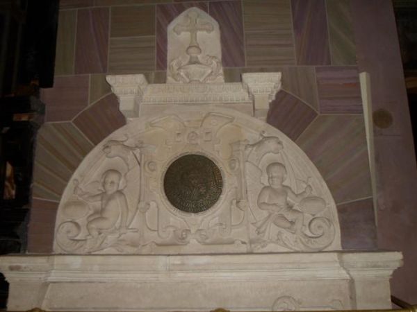 z obiektów zabytkowych w katedrze zasługują na uwagę wczesnobarokowe, marmurowe nagrobki biskupów i kanoników z XVI i XVII wieku.