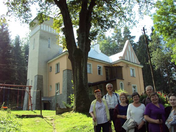 Ostatni zamek w Rzeczpospolitej - z 1928r.,obszerna ale prosta budowla, w typie średniowiecznej rycerskiej warowni, z wysoką wieżą zwieńczoną blankami - to Baro