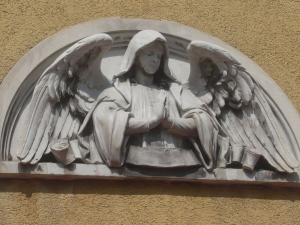 Nad wejściem do kościoła p.w. Chrystusa Króla aniołek.