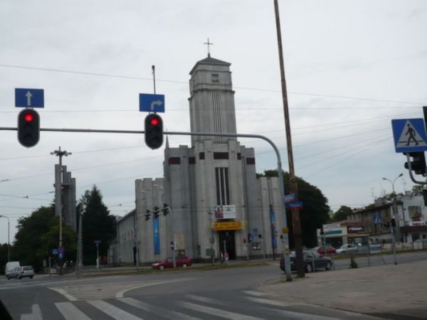 Kościoły widziane z okna samochodu.