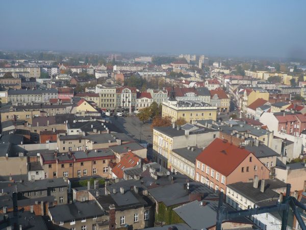 Panorama Ostrowa z wieży Ostrowskiej Fary,zdjęcia grzecznościowo wykonał z rusztowania jeden z pracowników Pan Mariusz Buratyn,kolejne zdjęcia będą tego pana ,w