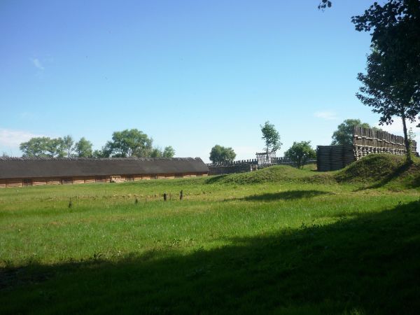 Osiedle w Biskupinie powstało  najprawdopodobniej zimą 738 roku p.n.e. Założono je na podmokłej wyspie na Jeziorze Biskupińskim (obecnie półwysep), o kształcie