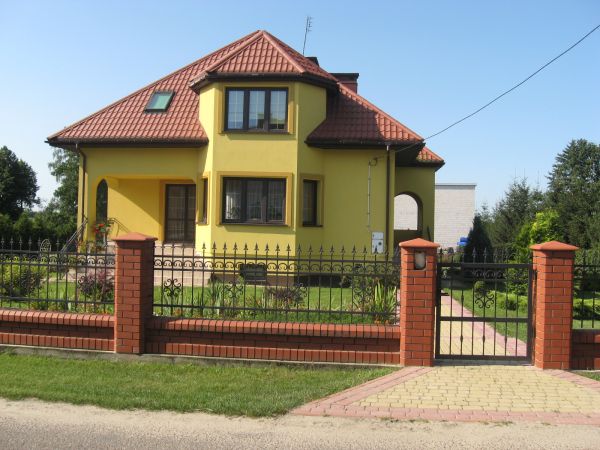 Ładny dom w pobliżu cmentarza