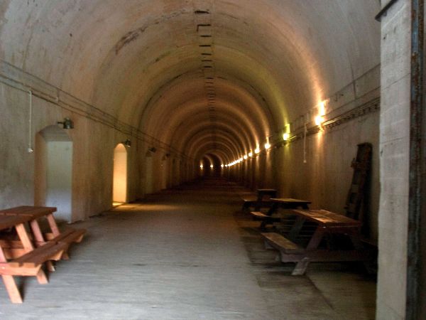 W roku 1940 na Podkarpaciu rozpoczęto budowę kwatery sztabowej dla Hitlera pod nazwą " Anlage Sud " . Drugą " Anlage Mittel " budowano w rejonie Tomaszowa Mazow