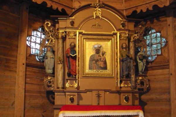 pięciopłatkowa, przepiękna, wyczarowana "oleska róża zaklęta w drewno" - n/z ołtarz w jednym z płatków róży - tu w kaplicy Matki Boskiej Częstochowskiej.