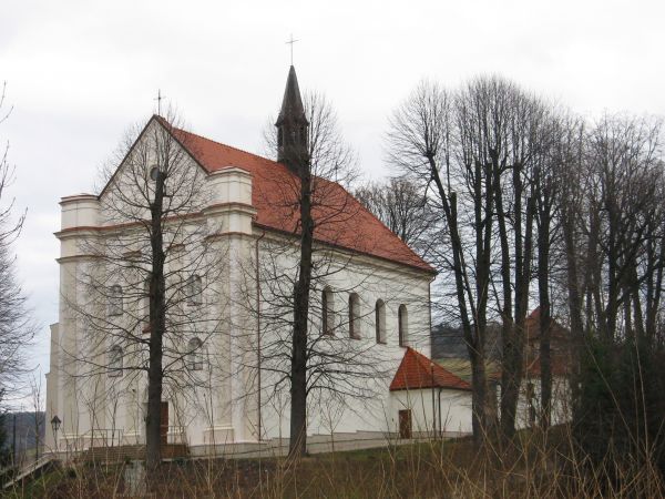 Późnobarokowy kościół parafialny pw. św. Mikołaja, ufundowany przez Ludwika  Urbańskiego, konsekrowany w 1756r. /1745 ?/. Znajdziemy przy nim liczne groby dawny