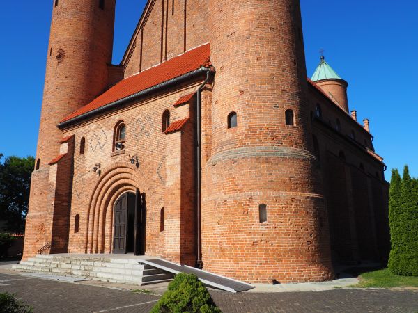 moc i potęga warownych wież kościelnych i wsparte szkarpami mury kościoła - to jest też kościół obronny - forteczny. Polecam też galerię m. Rzemień - tam też wa