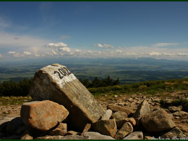 Zubrzyca Górna to również świetna baza wypadowa na Babią Górę. Na zdjeciu widok z masywu Babiej Góry na Zubrzycę (po lewej stronie) Orawskie Jezioro i kotlinę O