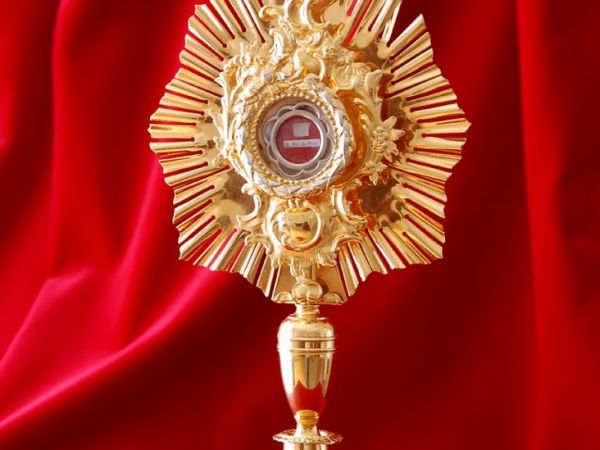 Relikwiarz z relikwiami św. Ojca Pio