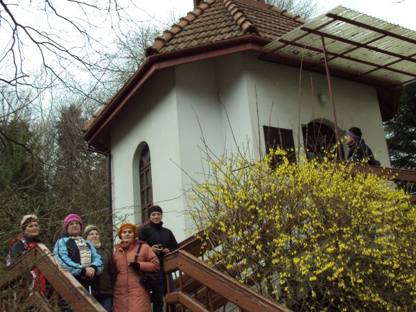 na schodach do kaplicy - votum w pobliżu miejsca, gdzie do 1948r. znajdował się budynek zdrojowy "Anatolówka", w zagadkowych okolicznościach  3 maja 1948r. will