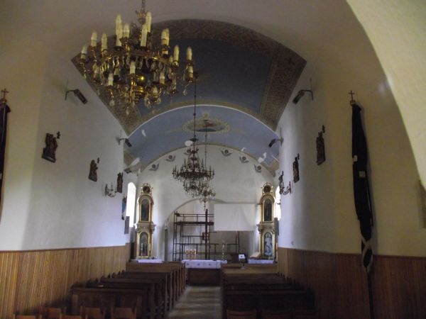 wnętrze kościoła: nawa główna i prezbiterium /ołtarz główny w przebudowie/.