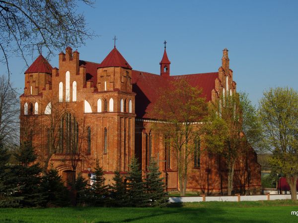 Dzierżenin - kościół pw. św. Tomasza Apostoła budowany w latach 1910-17. W 1944 r. w czasie walk na przyczółku Narwi  zniszczony został dach i wieże, a także ca