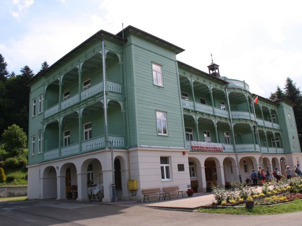 klasztor - dzisiaj, a niegdyś : 2.08.1929r. został poświęcony kamień węgielny pod budowę, ceremonii dokonał ks. bp Anatol Nowak, uroczyste poświęcenie domu odby