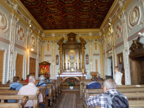 kaplica nowicjacka pw. św. Stanisława Kostki, z Jego relikwiami. Patron polskiej młodzieży. Wewnątrz piękny sufit kasetonowy. Pewne domysły sugerują, iż ławki -