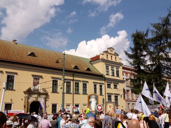 Wczoraj przed Pałacem Biskupim na Franciszkańskiej .