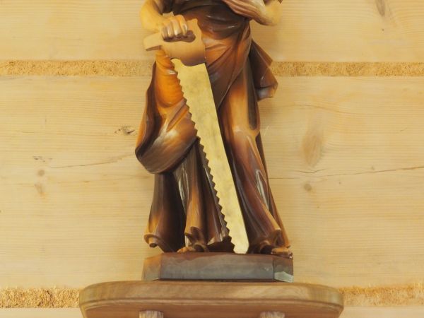 rzeźba przedstawia św. Józefa Robotnika - cieślę, który też pewnie nadzorował ciesielskie roboty tatrzańskich górali fachowców.