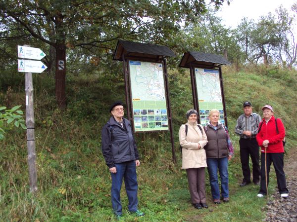 przed / obok: plansze z mapami terenu, na nich naniesione szlaki spacerowe i dróżki ścieżek rowerowych - opuszczamy wieś, na "knieję kostryńską" się kierujemy b
