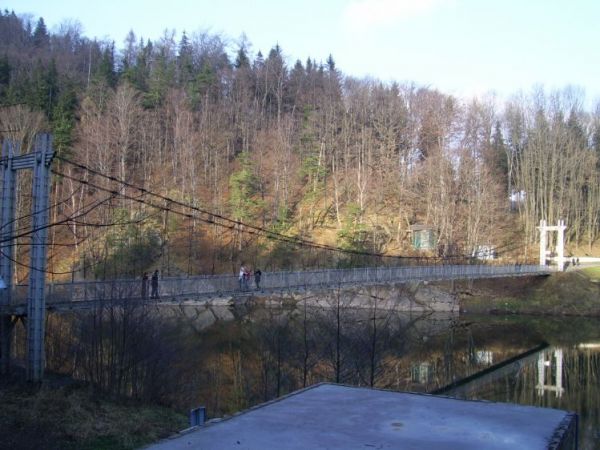 Most wiszący na jeziorze bystrzyckim