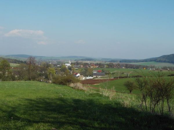 Widok miasteczka z odległych łąk.