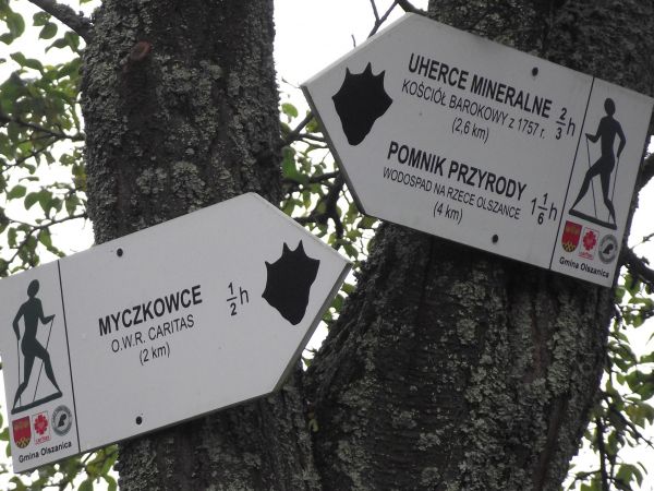 oznaczenia szlaków turystycznych i spacerowych - z "akcentem" na bobra, toteż pozorowany odcisk jego łapy bo ogon to plusk lub kielnia.