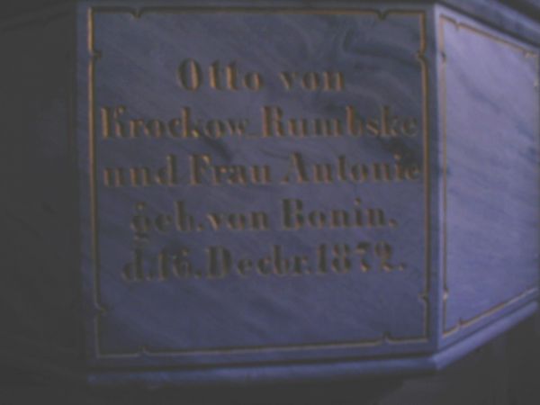 Jeden z trzech napisów umieszczonych na Chrzcielnicy.