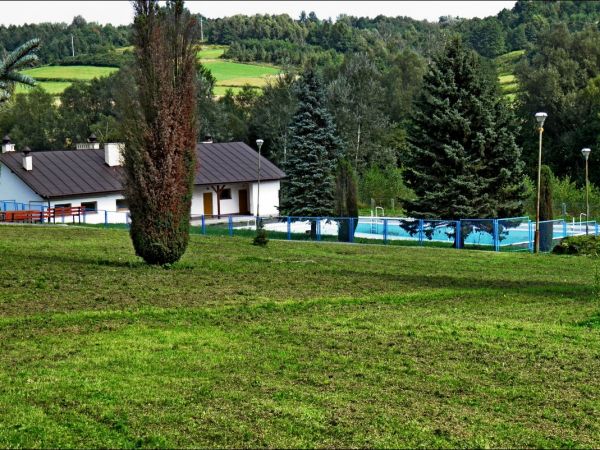 Dwór Szlachecki z końca XIX wieku otoczony parkiem krajobrazowym i stawem. Do 1945 roku należał do rodziny hrabiów Łastowieckich.  Basen kąpielowy.