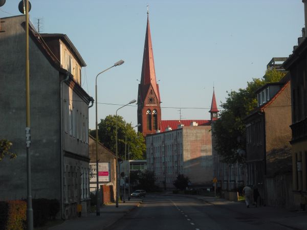 Ulica Grunwaldzka i kościół na starym mieście w Policach