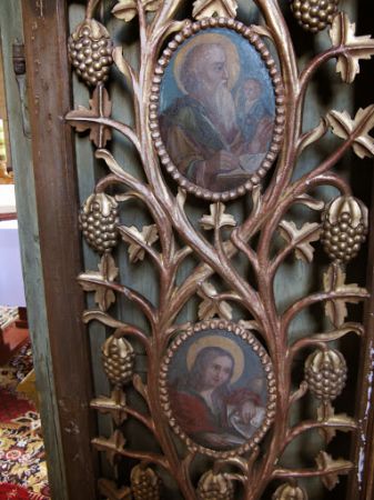 ornament wici roślinnej z medalionami - ubogacający carskie wrota.