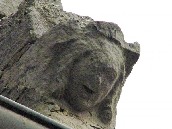 na dachowym kościele  z drugiej strony ma zamknięte usta