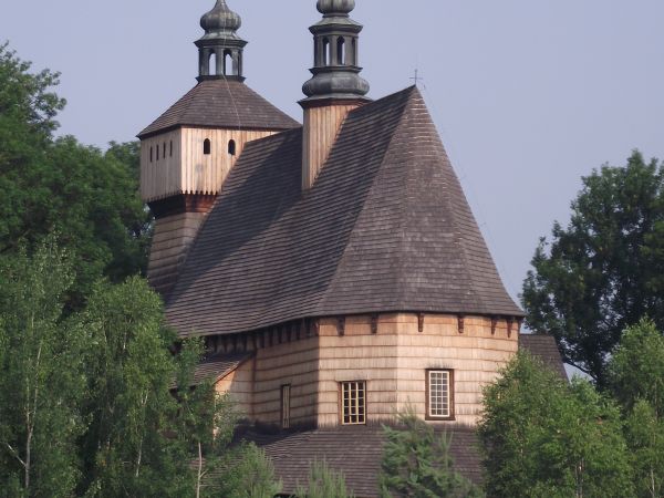 pięknie się prezentuje, na Listę UNESCO wpisany, największy drewniany kościół na świecie,z końca XIVw. Na całej powierzchni wymiana pokrycia dachowego, gonty by