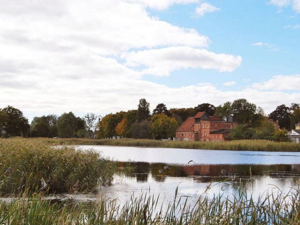Waplewo Wielkie - widok na dawne zabudowania gospodarcze byłego majątku Sierakowskich i staw.