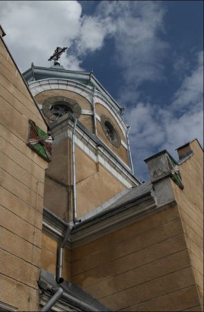 Murowana cerkiew grecko-katolicka,  poświęcona w roku 1912 ,  pod wezwaniem św. Michała Archanioła. Monumentalna budowla w typie bizantyjskim (ukraińskim), na r