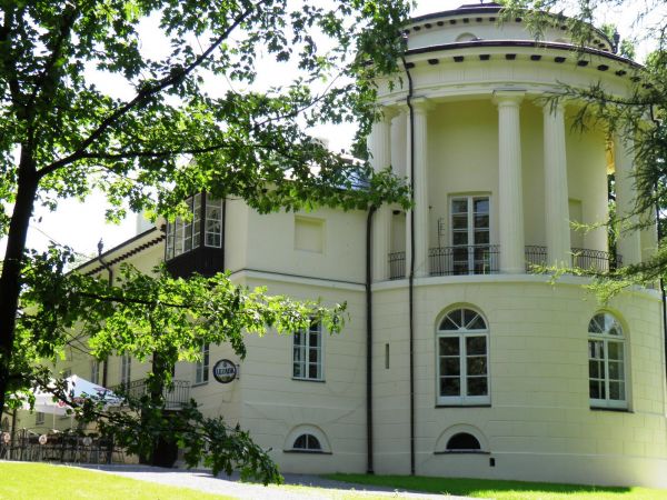 Pałac z lat 1817-1819, powstały wg. projektu Magdaleny z Dzieduszyckich Morskiej przy pomocy Chrystiana Piotra Aignera i budowniczego Fryderyka Baumana.