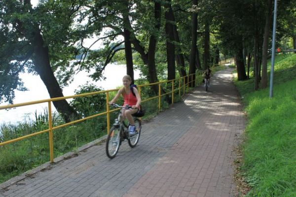 Oświetlona, z miejscami postojowym, ścież rowerowa do okoła j. Trzesiecko