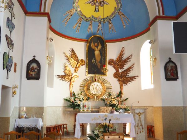 w ołtarzu głównym : obraz przedstawiający scenę Wniebowzięcia Najświętszej Maryi Panny - takie też wezwanie przypisane temu kościołowi. Polecam też - przy temac